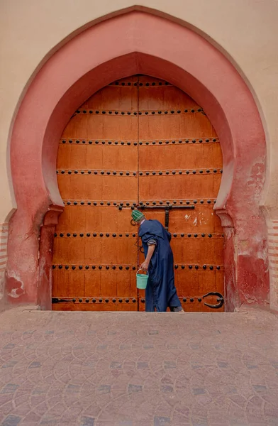 Hombre Marroquí Mirando Hacia Adentro Limpiando Puerta Vieja Puerta Madera — Foto de Stock