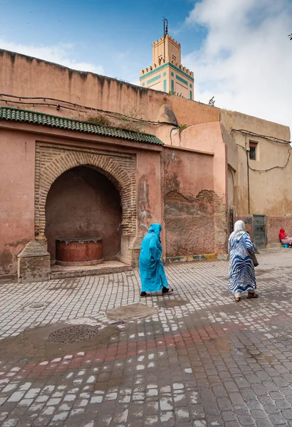 Mujeres Marroquíes Plaza Marrakech Mezquita Fuente Espacio Para Copiar — Foto de Stock