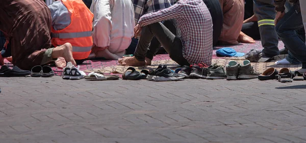 Μαροκινοί Προσεύχονται Στο Ραμαντάν Στο Χαλί Ξυπόλητοι Μουσουλμάνοι Αντίγραφο Χώρου — Φωτογραφία Αρχείου
