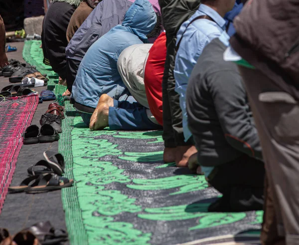 Faslılar Ramazan Yeşil Halıda Dua Ediyorlar Çıplak Ayaklı Müslümanlar — Stok fotoğraf