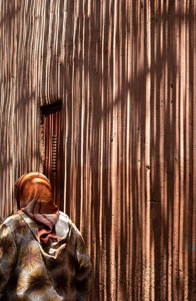 Sokakta Yürüyen Faslı Kadın Turuncu Renkli Duvar Geri — Stok fotoğraf