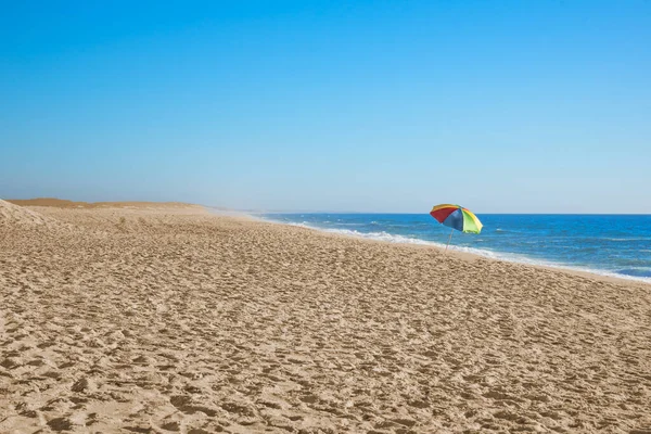 Spiaggia Solitaria Con Ombrellone Lontananza — Foto Stock