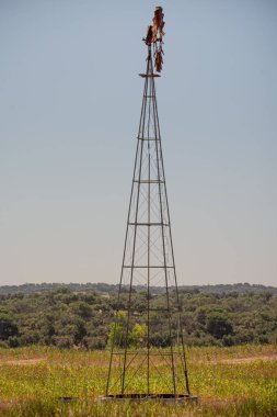 Tarladaki eski su kuyusu Rüzgâr bıçaklarıyla
