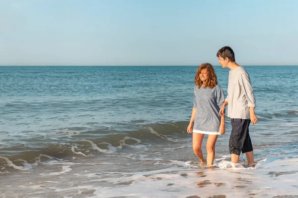 Mother Son Talking Walking Beach — Stock Photo, Image