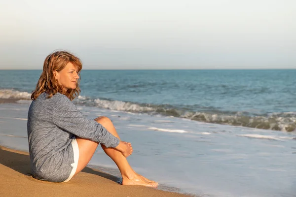Woman Sea Alone Relaxed Admiring Marine Landscape — Stock Photo, Image