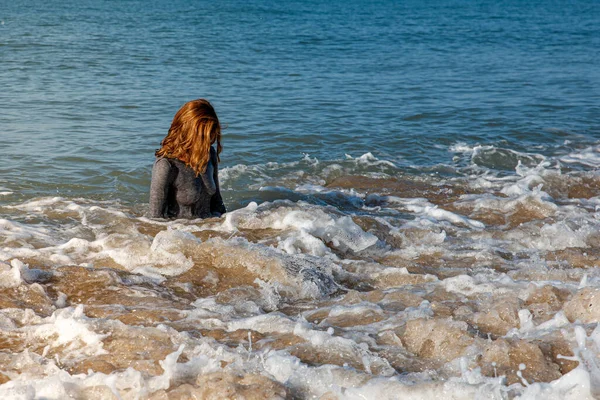 Женщина Плавает Пляже Одета — стоковое фото
