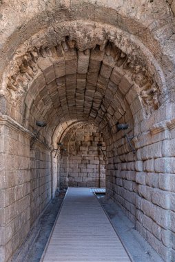 Roma taş tüneli, uzun ve dar