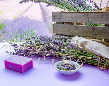 Tarlada lavanta çiçeği sabunu