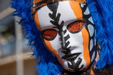 Mavi peruklu karnaval maskesi