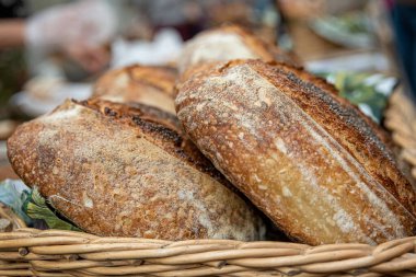 Ekmek sepeti ve kızarmış ekmek.