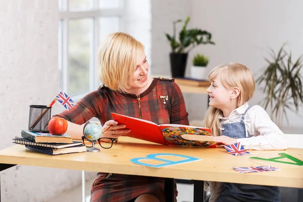 Insegnante di inglese con bambino — Foto Stock