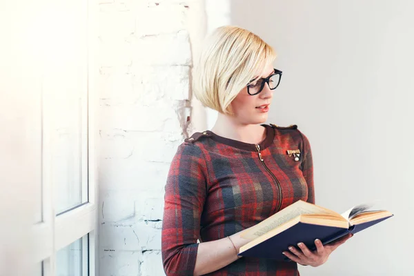 Vrouw leest boek — Stockfoto