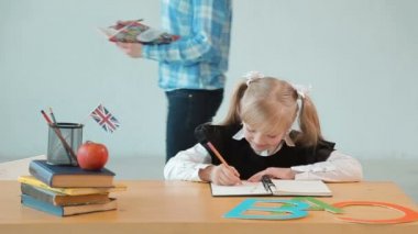 Dikte etme öğrenci ile öğretmen yazıyor