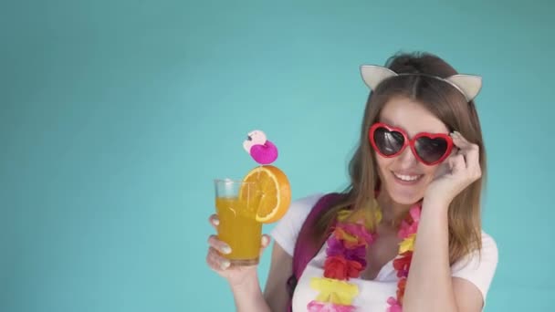 Chica tomando un cóctel en la playa — Vídeo de stock