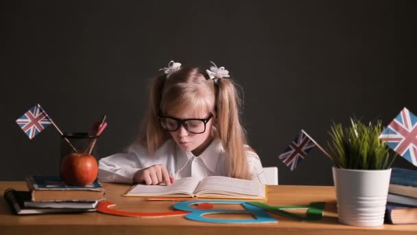 Menina pratica leitura em inglês — Vídeo de Stock