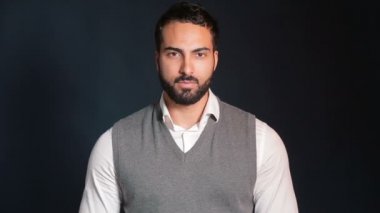 Adam İngiliz bayrakları gösterir