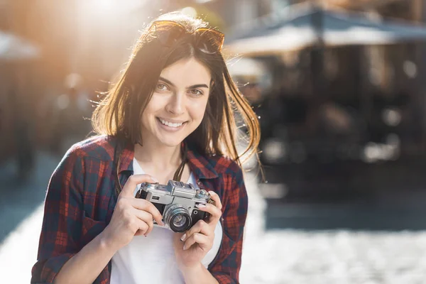 Menina com câmera — Fotografia de Stock