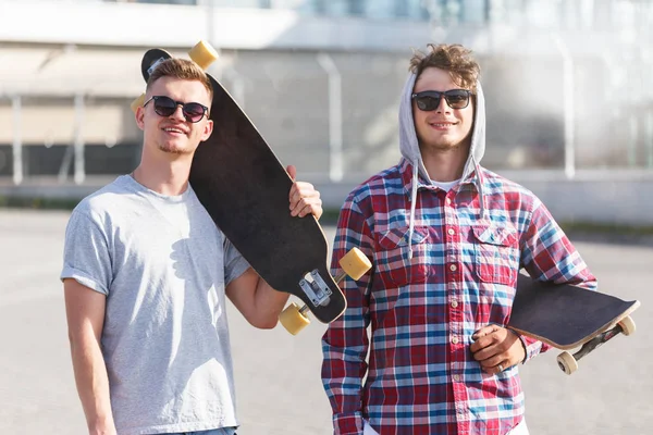 Přátelé s skateboardy — Stock fotografie