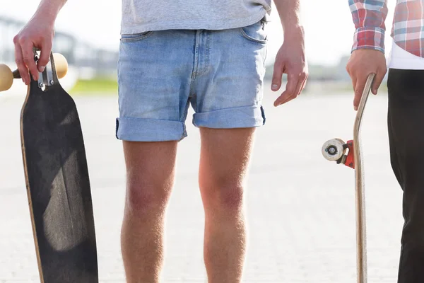 Muži drží skateboardy — Stock fotografie