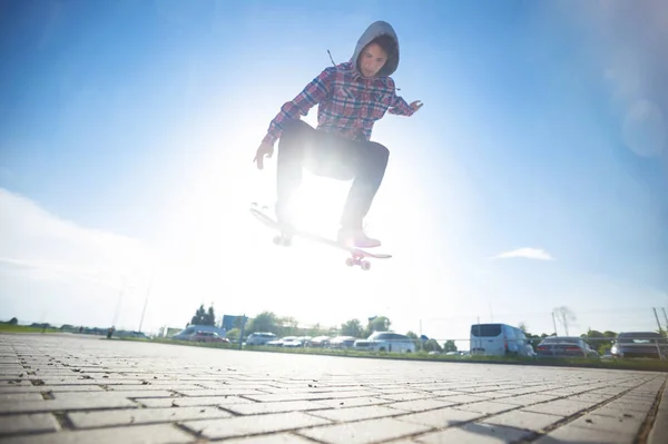 Muž trik na skateboardu — Stock fotografie
