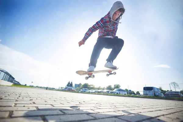 Muž trik na skateboardu — Stock fotografie