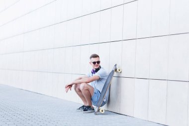 Daha önce duvar Longboard adamla