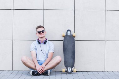Tuğla duvar önce Longboard adamla