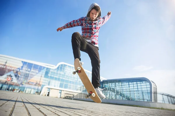 Muž trik na skateboardu — Stock fotografie