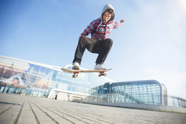 Muž trik na skateboardu — Stock fotografie