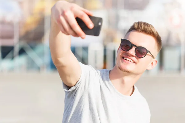 El hombre hace selfie — Foto de Stock