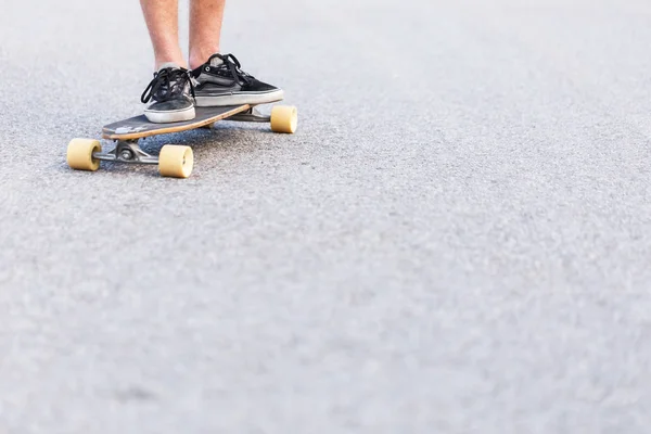 Düşük görünüm Skateboarders tarafından ayaklar — Stok fotoğraf