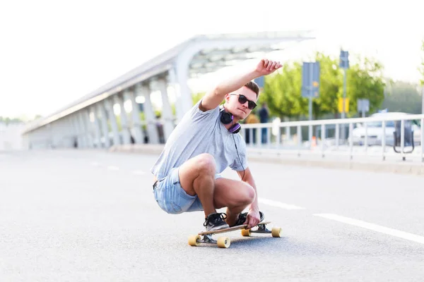 Jízda skateboardista — Stock fotografie