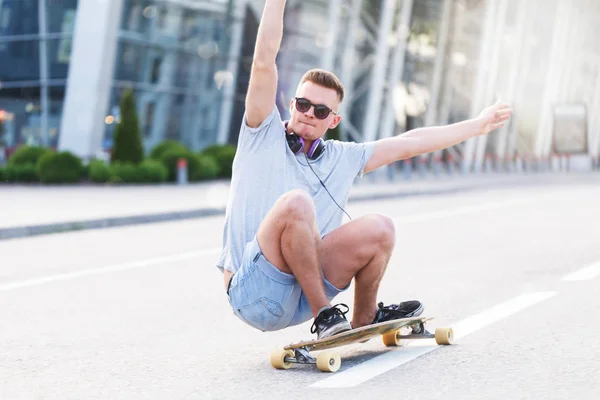 Jízda skateboardista — Stock fotografie