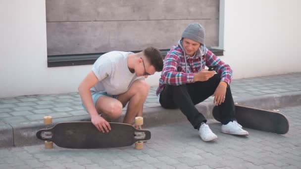De vrienden van Skateboarders — Stockvideo