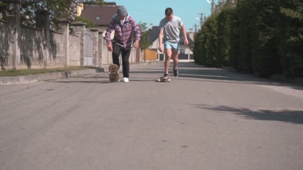 Skateboardisté na ulici — Stock video