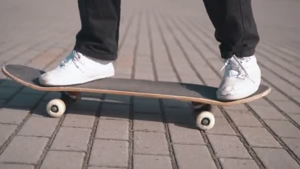 Tiener Falls als skateboarden — Stockvideo