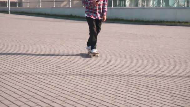 Niño escuchando música mientras patinaba — Vídeos de Stock