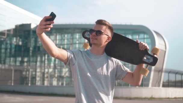 Skater se hace selfie — Vídeo de stock