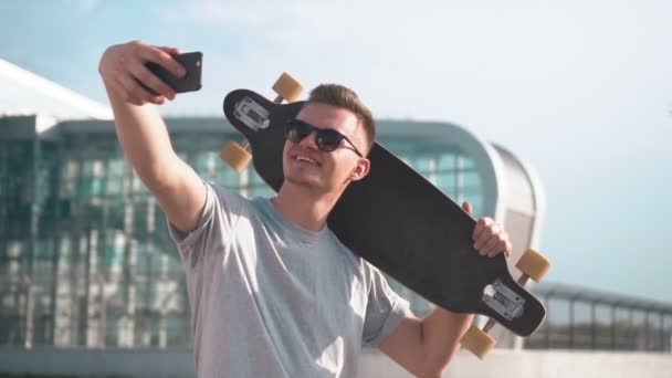 Skateboarder feliz se hace selfie — Vídeo de stock