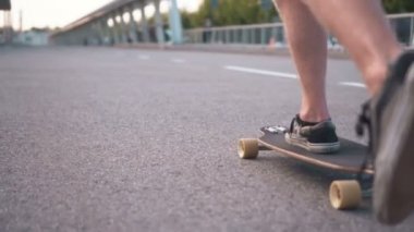 Şehirde sürme kaykaycı