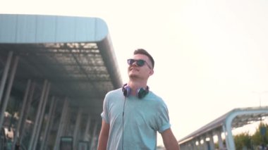 Mutlu çocuk kaykay ile yürüyor