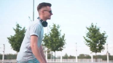 Şehirde kaykay sürme