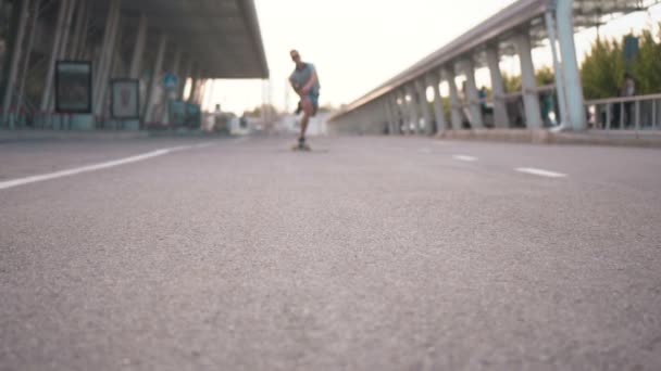 Αγόρι πηγαίνει Σκέιτμπορντ στην πόλη — Αρχείο Βίντεο