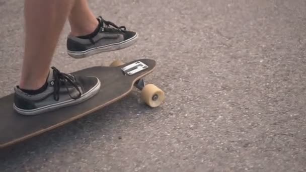 Skateboarder na estrada — Vídeo de Stock