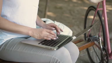 Dizüstü bilgisayarda yazan kadın