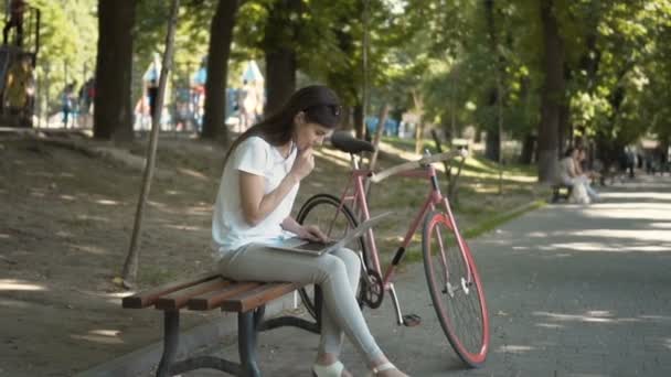 Girl Uses Laptop in Park — Stok Video