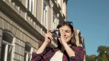 Kız kamera ile fotoğraf çeker