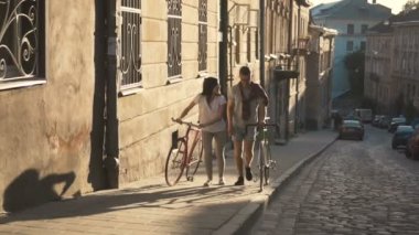 Sohbet etmek sokulgan ile bisiklet yürüyüş olarak