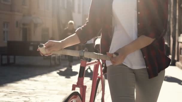 妇女步行与自行车 — 图库视频影像