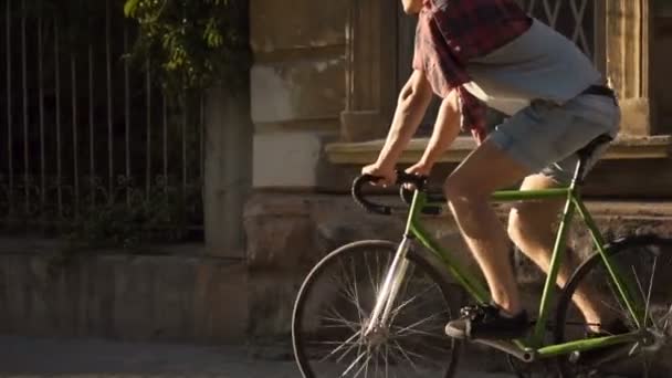 Jongen ritten fiets op de stoep — Stockvideo